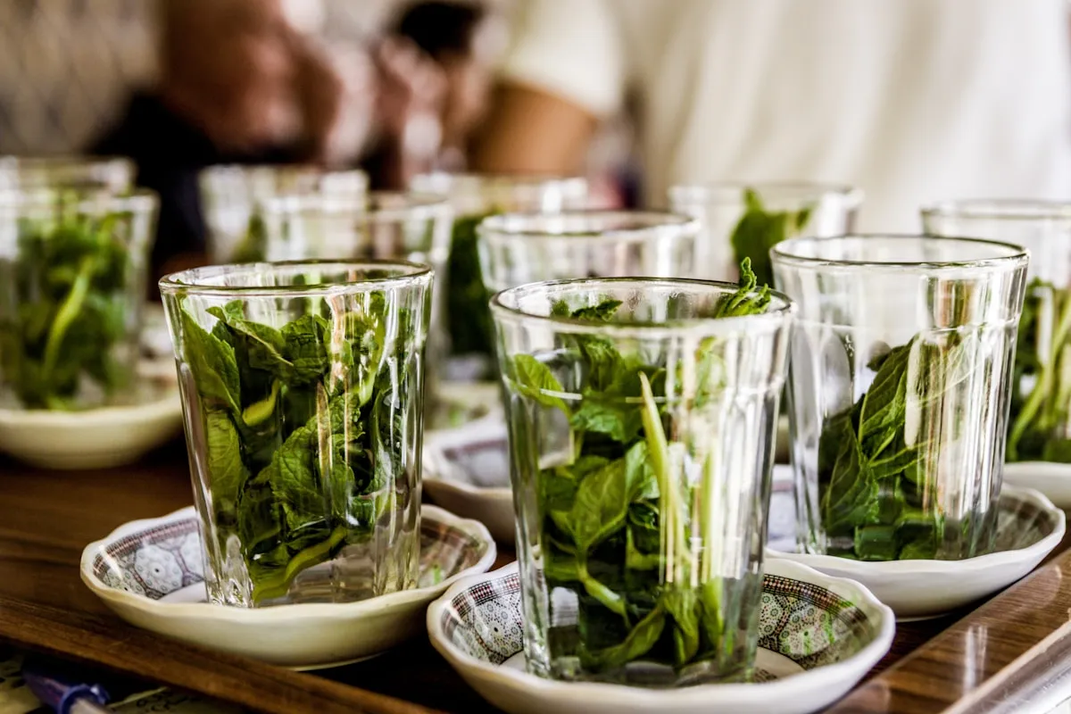 Le thé à la menthe marocain : une tradition au cœur du désert